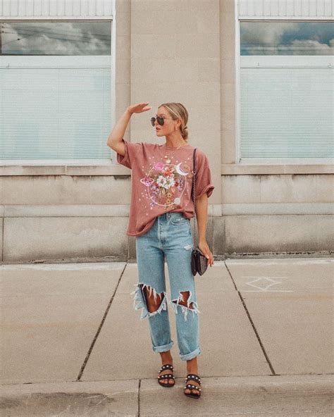 how to wear oversized t shirt with jeans